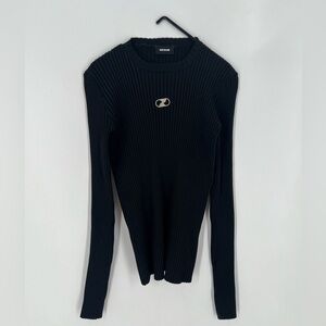 We11done Fitted Ribbed Knit Centre Logo Hardware Crewneck Sweater In Black